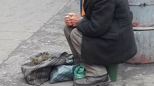 Un bătrânel din Cluj vinde legături de mărar cu 50 de bani, pentru că îi este prea rușine să cerșească! În fiecare zi, octogenarul se așează pe asfaltul rece pentru a strânge bani de pâine