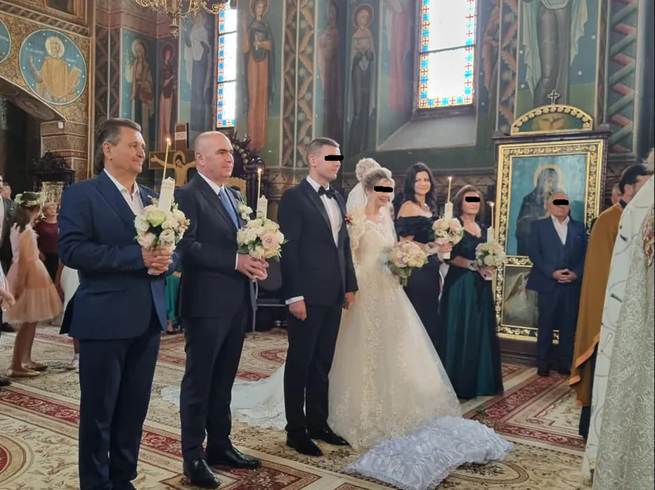 Cum arată iubita misterioasă a lui Ilie Bolojan, președintele interimar al României. Cei doi au nășit un cuplu din Câmpulung alături de Nea Mărin și soția lui