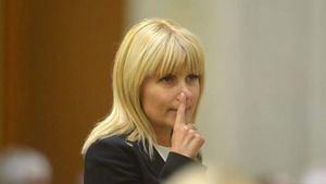 Cele 21 de zile petrecute in arestul politiei au schimat-o RADICAL! Cum arata Elena Udrea la intrarea in sediul DNA