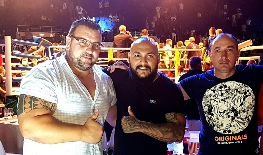 Dani Mocanu și-a tras piscină de plastic, care e “păzită” de lei suflați cu aur! “Regele, la o mică relaxare”