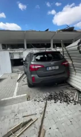 Un fenomen rar s-a produs în Râmnicu Vâlcea: un vârtej de vânt, asemănător unei tornade la scară mică, a distrus acoperișul unei parcări. sursă foto: captură video