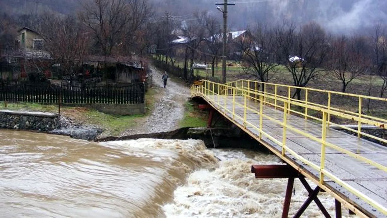 Cod galben de inundații pe râuri din 13 județe până miercuri dimineața