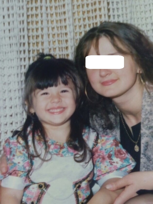 Recunoști fetița din imagine?! Astăzi este una dintre cele mai celebre vedete din România