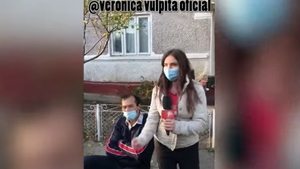 Imagini demențiale de la ziua Vulpiței! Cum dansează în curte, în jurul lui Viorel, după ce a copt cartofi pe plită VIDEO