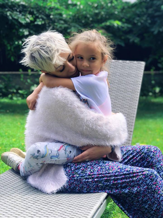 Giulia Anghelescu a ajuns la spital cu fiul său: ”Sperăm să ne revenim curând”