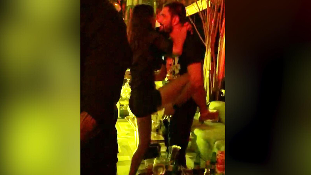 Prezentatorul Kanal D, călărit în club de o puștoaică