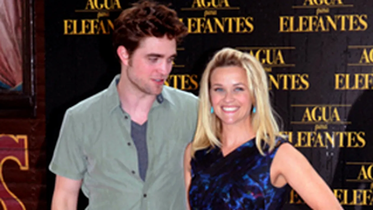 Robert Pattinson nu-si poate lua ochii de la sanii lui Reese Witherspoon