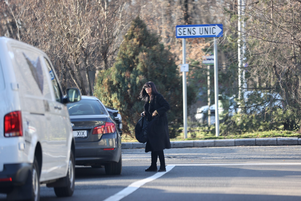 Bruneta a coborât și va ajunge acasă imediat