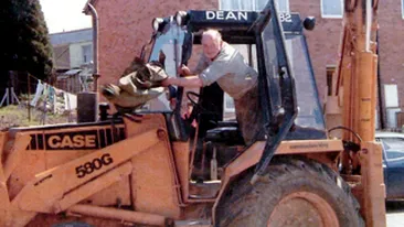 Condus pe ultimul drum cu excavatorul