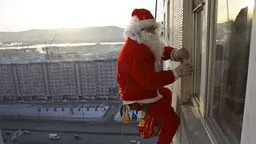 Vrei să-ţi convingi copiii că Moş Crăciun există? Poţi să închiriezi unul care să-ţi intre fix pe geam! Află cât costă!
