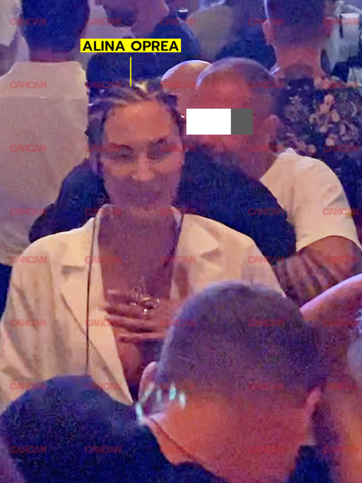 Alina Oprea curtată de trei bărbați în club