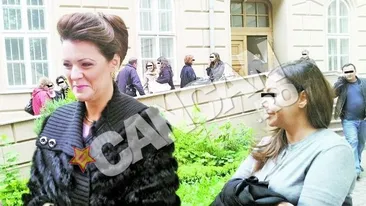 Oana Cornu a stat doua ore intr-un coafor din Timisoara ca sa arate bine la proces. Si-a facut coc-banana pentru divort
