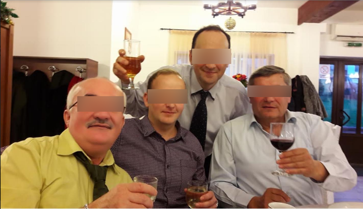 Petrecăreţii s-au ”tras” în poze, pentru a-şi aminti de mega-petrecerea de la han