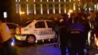VIDEO Scandal in Centrul Vechi al Capitalei! Opt tineri s-au incaierat cu o patrula a politistilor
