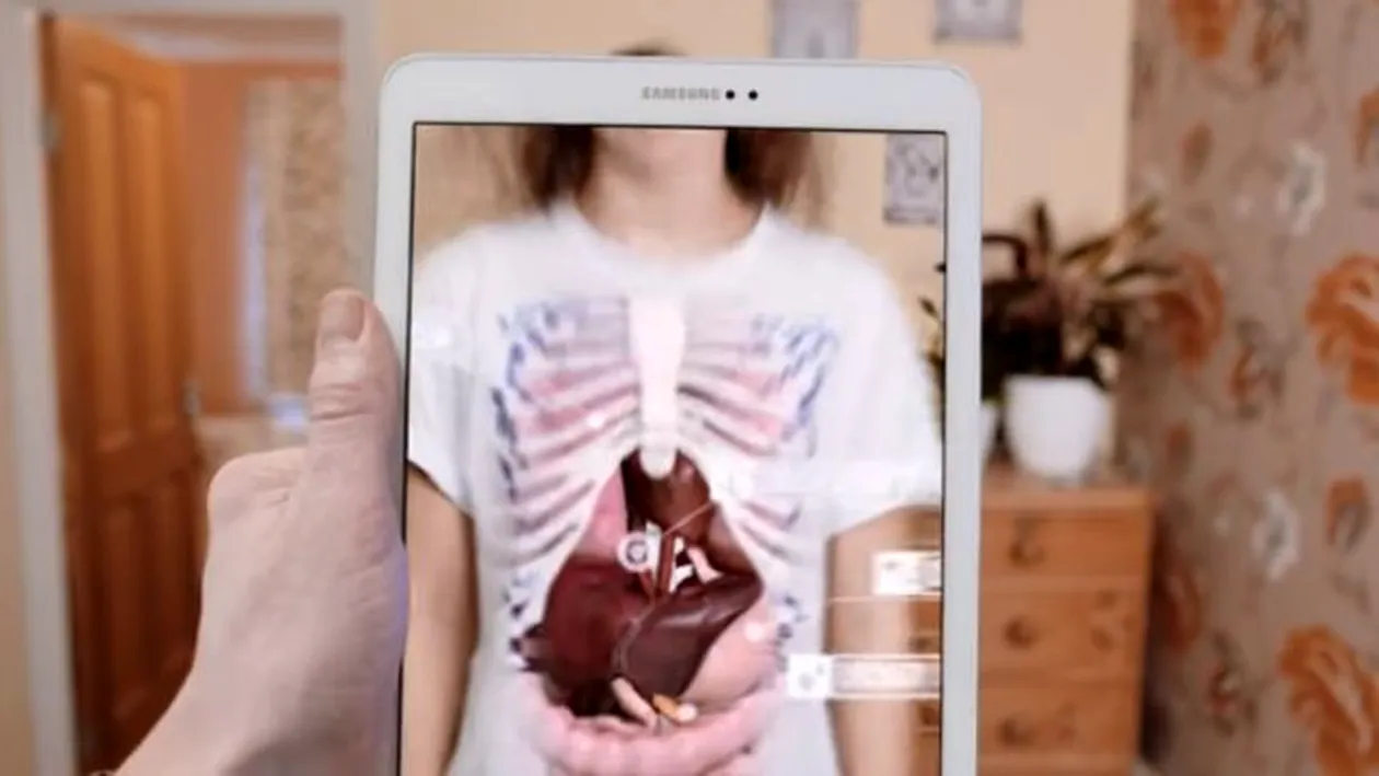 A apărut tricoul care te-nvaţă anatomie! Află cum îţi poţi vedea organele interne cu ajutorul lui şi al unui smartphone!