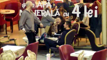 Andrei Stefanescu se da in stamba in fata prietenilor! A dansat intr-o cafenea din mall fara sa-i pese ca are si alti spectacori!