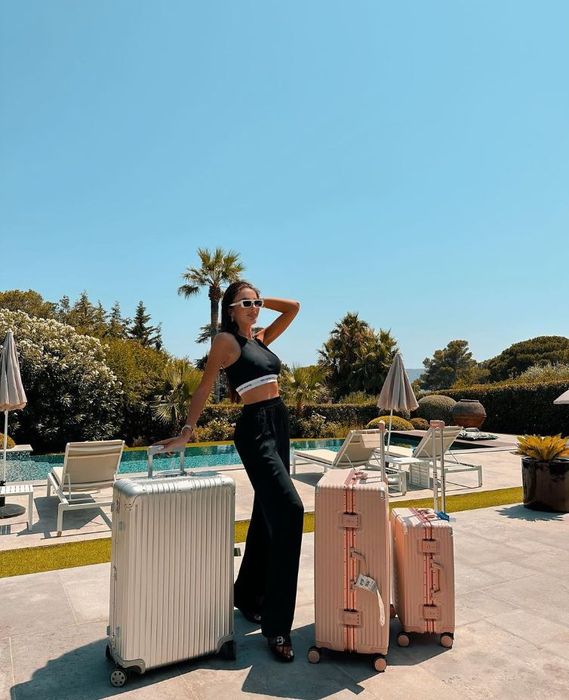 Adina Străuț are o afacere cu haine online (Foto: Instagram)