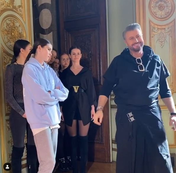 Anamaria Prodan, în lacrimi la Săptămâna Modei din Paris! Fata sa cea mare a defilat pentru Cătălin Botezatu. Cum a apărut sexy impresara pe catwalk alături de Rebecca Dumitrescu