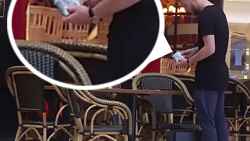 VIDEO EXCLUSIV! Fotbalistul de naţională a rupt un teanc de sute dintr-o ”cărămidă” şi…