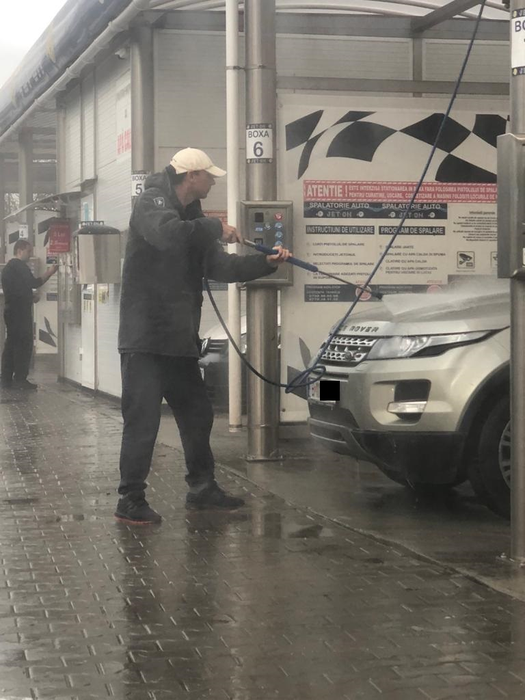 Dan Negru își spală singur mașina