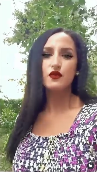 Vă mai amintiți de Andreea, tânăra care a devenit celebră la Insula iubirii cu ”șlarfii ei”? L-a părăsit pe bărbatul abuziv