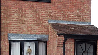 S-au mutat in casa unui britanic plecat la munca