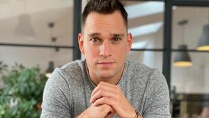 Vlad Gherman, în lacrimi la mormântul bunicului. Ritualul pe care îl are de fiecare dată când merge la locul de veci