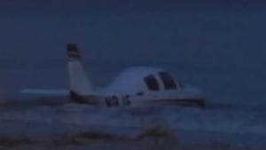 VIDEO A murit lovit de un avion in timp ce facea jogging pe plaja!