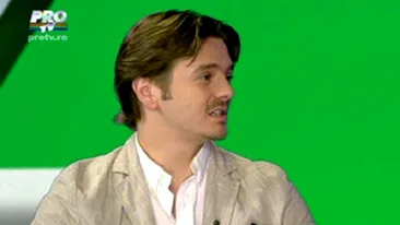 VIDEO Ce a facut Mihai Petre la Cannes? A mancat saorma, a facut poze cu romanii in fata hotelului si a fost intrebat unde e Pavel Bartos