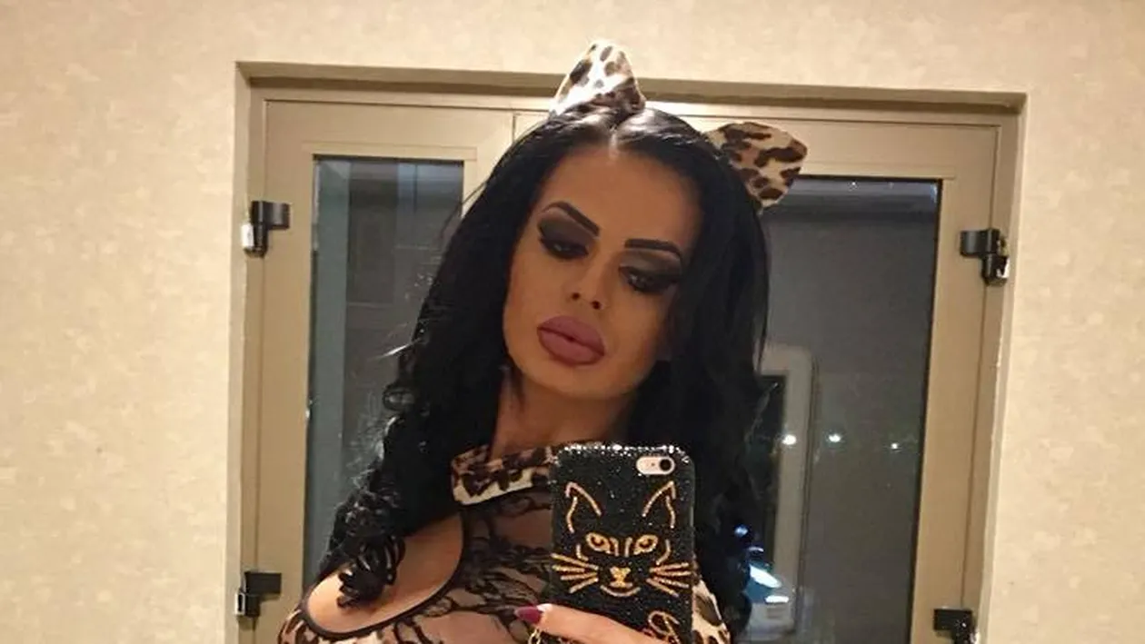 Renata, pe jumătate dezbrăcată pentru party-ul de Haloween. Şi-a arătat formele într-o salopetă ”cu vedere”