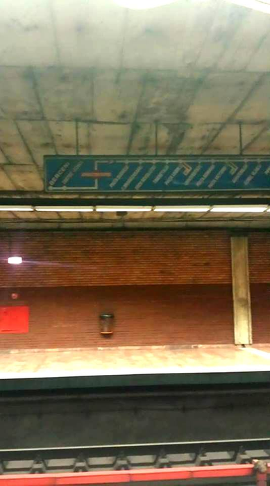 S-a crăpat tavanul! Cum arată stația de metrou Apărătorii Patriei după cutremurul petrecut duminică dimineață în România
