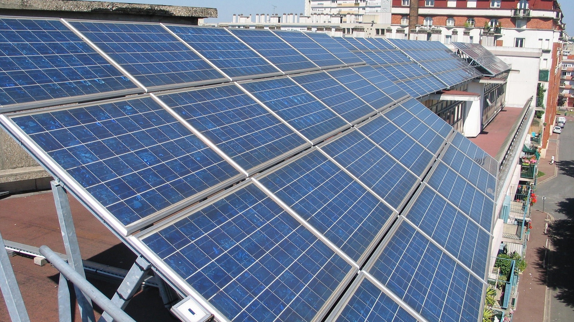 Panourile solare de balcon care fac senzație în Germania au ajuns și în România. Cât costă și cum funcționează