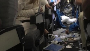 Teroare în aer! Aeronava a aterizat de urgență în Hawaii: ”Pe unii pasageri îi puteai vedea ridicându-se în aer…”
