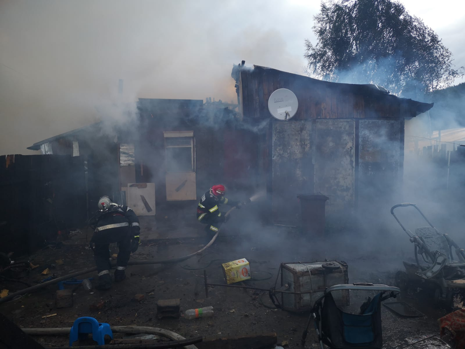 Tragedie. O familie din Moinești se zbate între viață și moarte, în urma unui incendiu care le-a ars casa și toată averea.