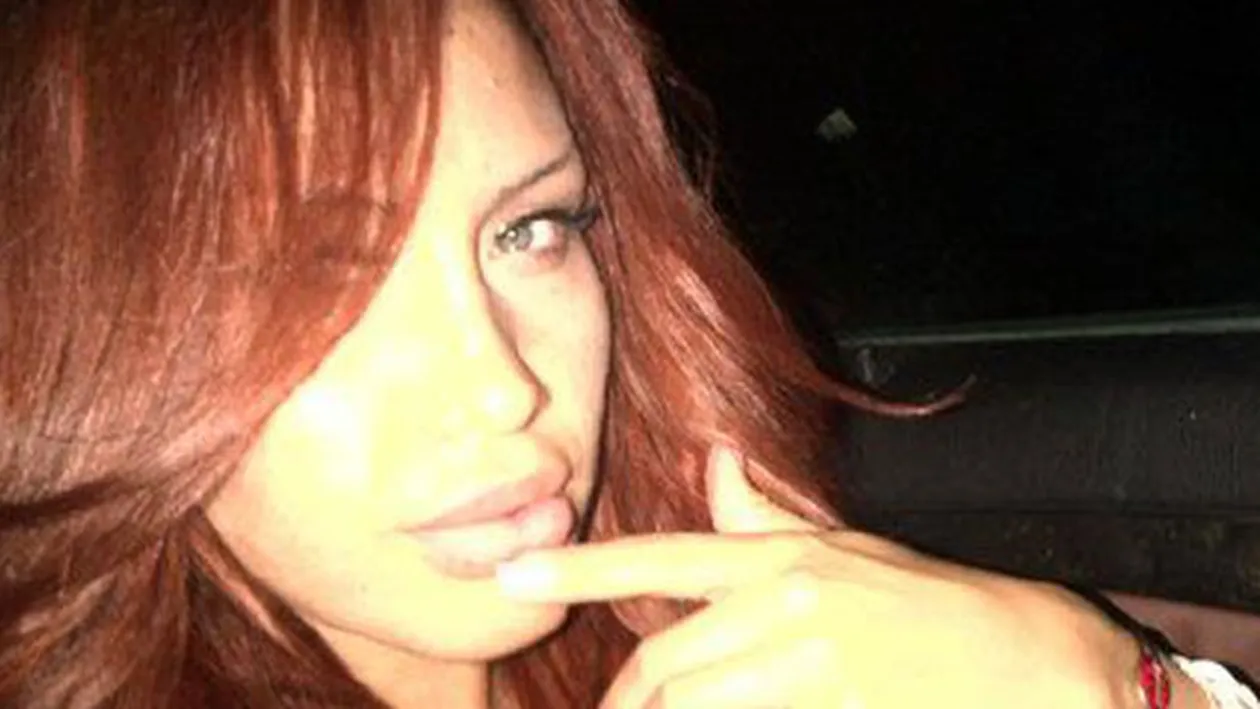 Raluca Podea, sexy mama la plaja! S-a pozat intr-o pozitie periculoasa! Va place?