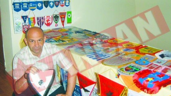 Un bibliotecar colectioneaza insemne de cluburi A adunat peste o mie de fanioane!