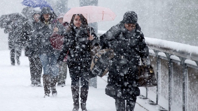 Prima ninsoare din acest sezon in Bucuresti! Ninge doar de cateva ore, dar bilantul este sumbru