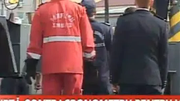 Doi hoti de fier vechi, prinsi sub o placa de beton pe un santier din cartierul Colentina, din Capitala