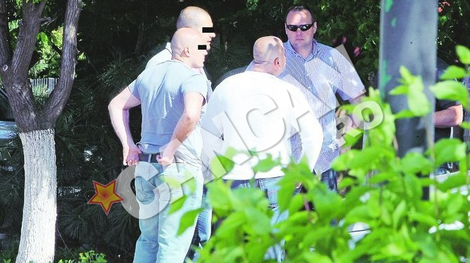 Florin Calinescu s-a inchis in casa, protejat de bodyguarzi. Nu a gasit puterea sa zboare la Praga