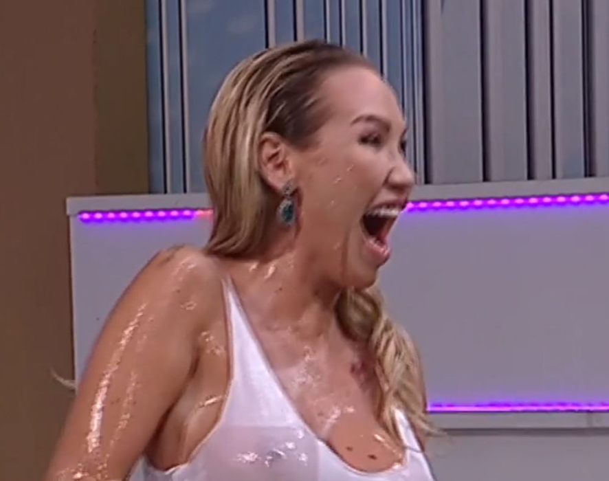 Raluca Podea s-a lăsat stropită cu apă din cap până în picioare! S-a văzut totul prin maioul alb