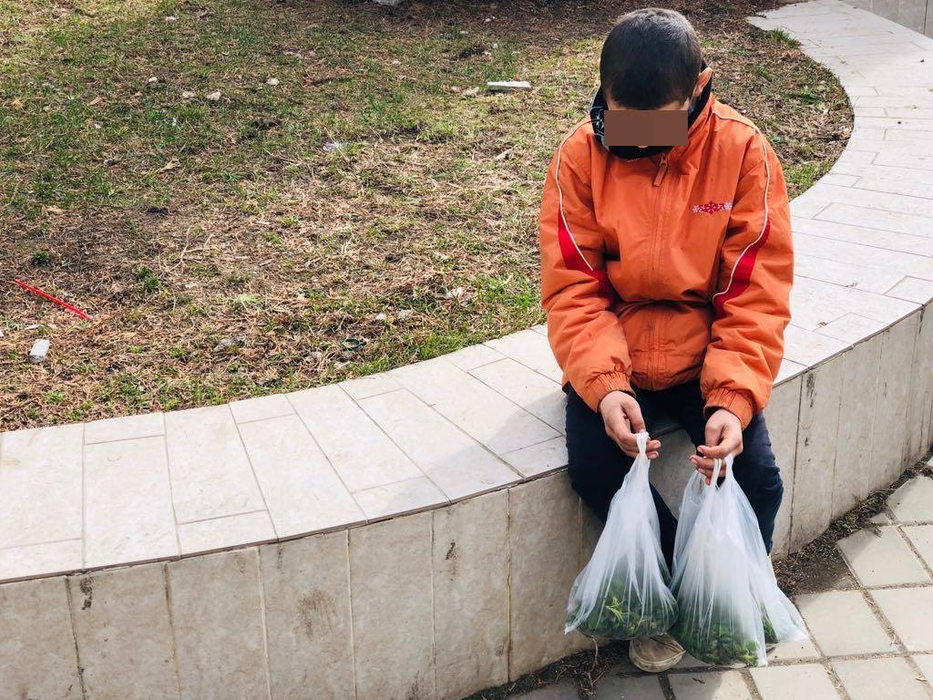 Povestea lui Alex, copilul de 11 ani care culege și vinde urzici pentru a-și întreține familia! Cum arată mâinile puștiului