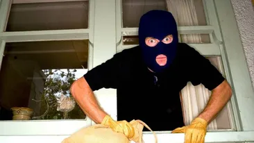 Sfarsit tragic pentru un hot din Bacau. A murit dupa ce a ramas blocat in geamul de la baie