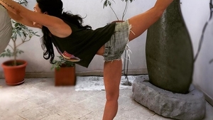 Mihaela Rădulescu, cu pantalonaşi rupţi extrem de scurţi care i-au lăsat la vedere..... ”Încearcă mai tare!”