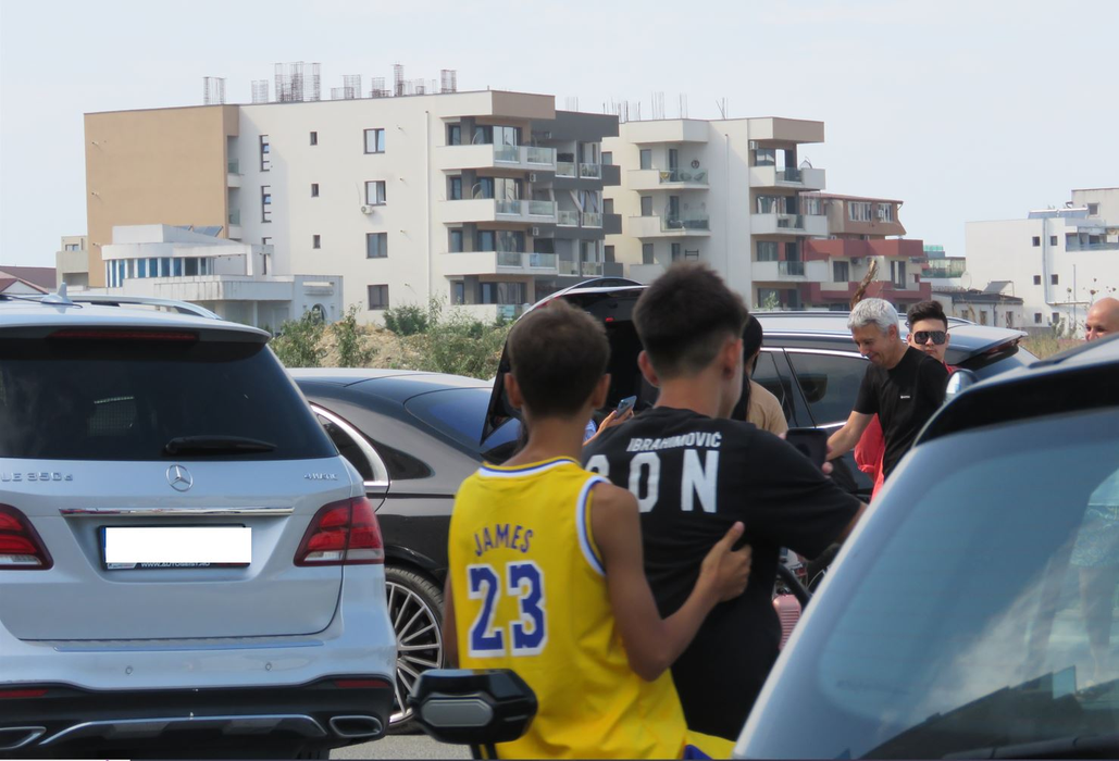 Dan Diaconescu, asaltat de fani la Năvodari (Foto: CANCAN.RO)