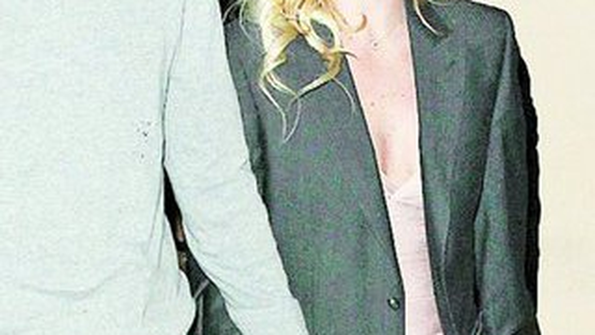 Britney Spears, comportament bizar la petrecerea noului logodnic! De mana cu alt barbat