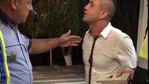 VIDEO. Polițiști din Arad, amenințați cu moartea de un șofer beat care circula pe sens interzis. "Am zis că îl omor"