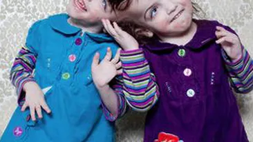 Doua gemene ar putea imparti aceeasi minte! Parintii fetelor au primit deja oferte pentru un reality-show