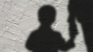 Pedofil de 74 de ani, prins de polițiștii din Iași. Victime i-au fost două fetițe, de 7 și 9 ani