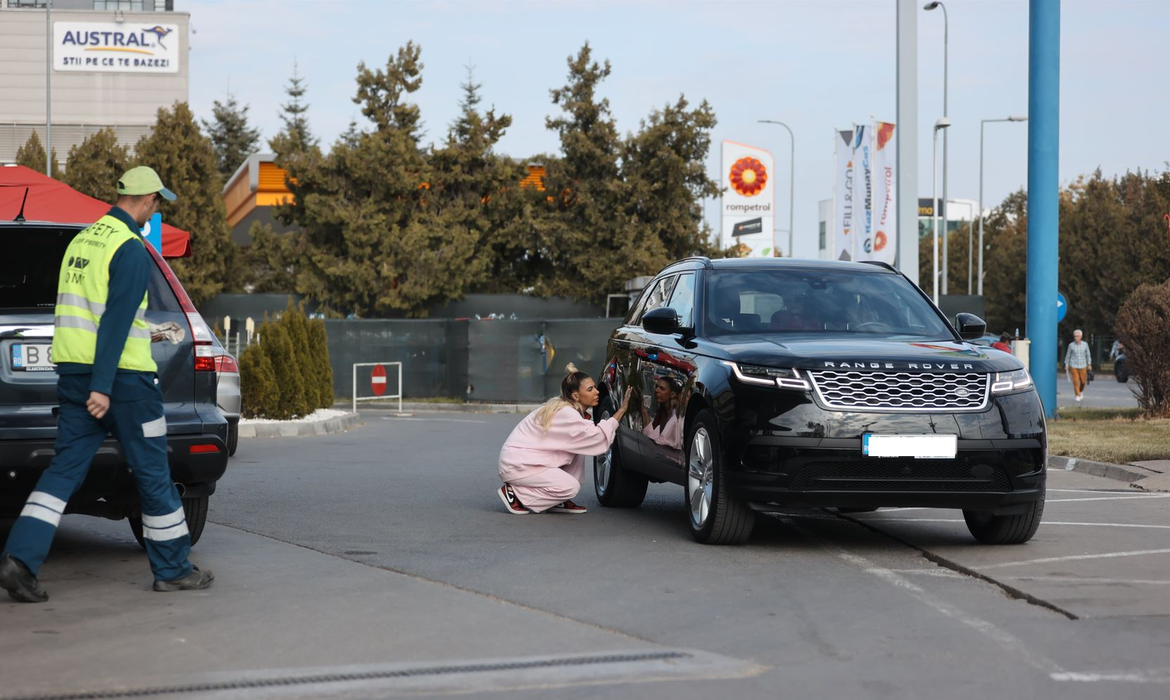 Sore descoperă ceva în neregulă la mașină (Foto: CANCAN.RO)