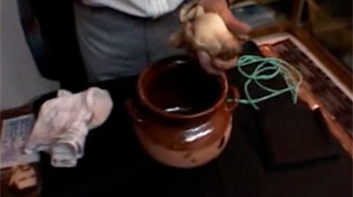 VIDEO De la ele au invatat meserie Melisa si Vanessa! Vezi aici cele mai satanice ritualuri cu care vrajitoarele au speriat-o pe Oana Zavoranu!